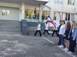 Новая учебная неделя началась в школе  с выноса флага и исполнения гимна.