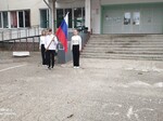 Новая учебная неделя началась в школе с выноса флага и исполнения гимна.