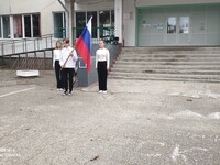 Новая учебная неделя началась в школе с выноса флага и исполнения гимна.